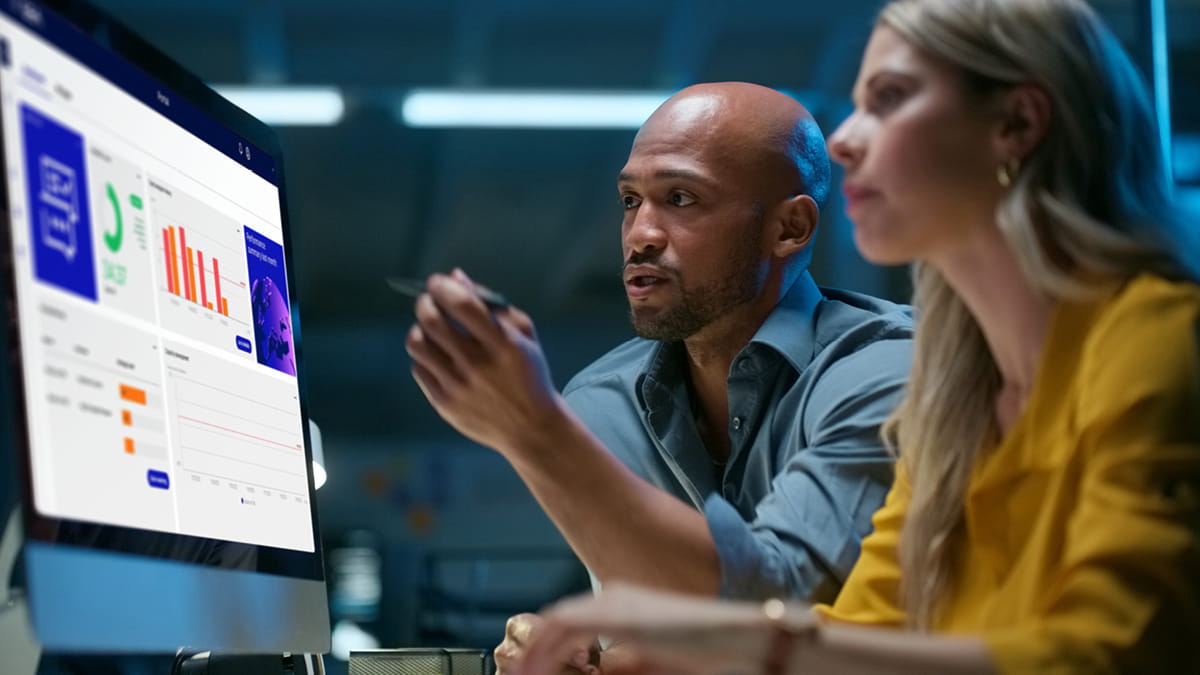 Workers analyzing the GEA Cloud process