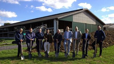 Beim symbolischen Spatenstich für das neue automatische Fütterungssystem auf dem Hof Becks Lohmann in Bönen (v.l.n.r): Thomas Mader, Roger Keil, Sascha Janke (alle GEA Farm Technologies), Ismail Bahcetepe (CFO GEA Farm Technologies), Michael Becks Lohmann, Bönens Bürgermeister Nils Böckmann, Dr. Andreas Seeringer (CEO GEA Farm Technologies), Liang Cheng (CSO GEA Farm Technologies) und Tobias Haupt (GEA Farm Technologies). Quelle: GEA