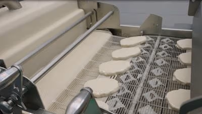 Verstellbare Abstreifer, Luftmesser und innovative Rückhalteplatte tragen dazu bei, die Auftragsgenauigkeit bei geringerem Bedienaufwand konstant zu halten. Quelle: GEA